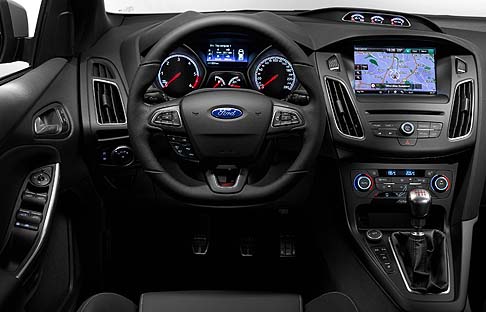 Ford - Gli interni ricalcano quasi fedelmente la nuova Ford Focus 2014, rispetto alla quale la Focus ST si distingue per alcune caratterizzazioni in puro stile racing.