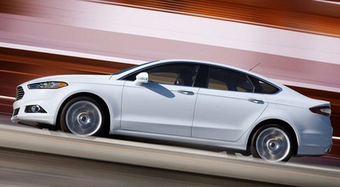 Ford - Presentata in Nord America nelle versioni S, SE e Titanium, questultima rappresenta il top della gamma, fa da apripista al lancio commerciale della nuova Ford Mondeo.