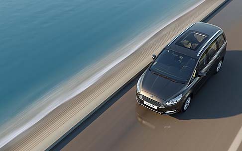 Ford - La manovrabilit  resa pi agevole grazie al nuovo servosterzo adattivo (Adaptive Steering), che agevola le manovre alle basse velocit e permette un controllo dellauto pi preciso ad andature pi elevate.