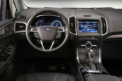 Ford - A bordo della Ford Galax7 latmosfera  molto curata e confortevole anche grazie alla luminosit assicurata dallampio tetto panoramico