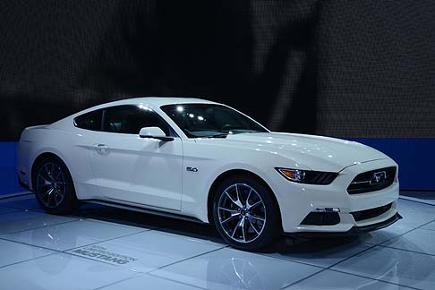 Ford - Liconica muscle car a stelle e strisce Ford Mustang compie 50 anni e per celebrare limportante traguardo si propone in una interessante versione limited, presentata in veste ufficiale durante il Salone di New York.