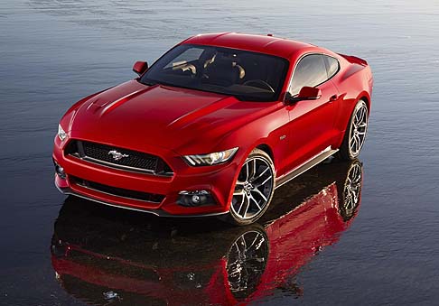 Ford - Licona dellautomobilismo a stelle e strisce, Ford Mustang, ha deciso di sbarcare in Europa con una versione tutta dedicata allesigente automobilista del Vecchio Continente.