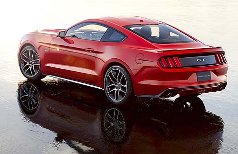 Ford - Dopo quasi 50 anni di vita produttiva, questa sportiva di grande carattere e dalla forte personalit, ha subito un interessante restyling che la vedr protagonista sulle strade dOltreoceano gi durante il prossimo anno. 