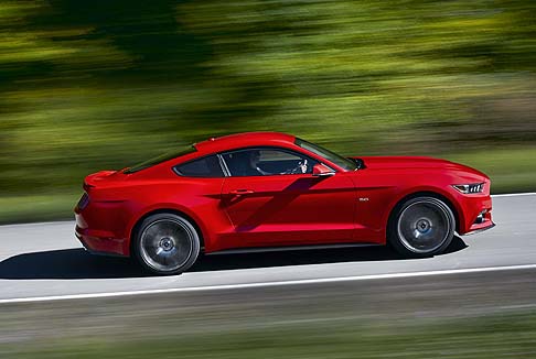 Ford - Disponibile sia in versione fastback che convertible, la nuova Mustang GT rientra nella strategia del brand ovale, che punta a collocare sul mercato ben 25 nuove vetture nei prossimi cinque anni.