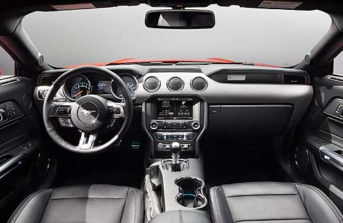 Ford - A bordo, la strumentazione  chiara ed intuitiva, mentre il cockpit trae ispirazione al mondo dellaeronautica. 