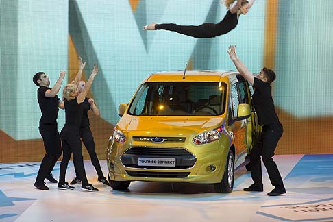 Ford - Insieme al Tourneo Courier debutta anche lo spazioso Tourneo Connect a sette posti, mentre il Tourneo Custom rappresenta la soluzione per chi ha bisogno di ampi spazi. 