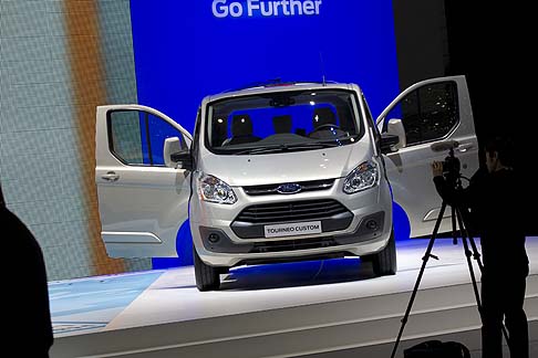 Ford - Il nuovo Tourneo Custom offre spazio per 8/9 persone e i loro bagagli. I nuovi interni sono realizzati con materiali di elevata qualit. 