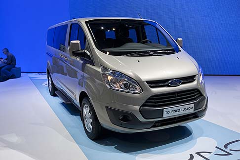 Ford - Tourneo Custom  disponibile in due versioni, lunghe 4,97 e 5,34 metri. La seconda dispone di pi spazio per i bagagli, alle spalle della terza fila di posti.