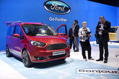 Ford - Il Tourneo Courier trasmette dinamismo e carattere. Il modello presentato a Ginevra  dotato di ulteriori dettagli estetici, come le cromature sulle griglie anteriori e i cerchi in lega in due tonalit. 