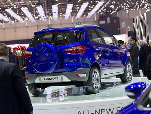 Ford - La linea dinamica dellEcoSport  stata perfezionata per massimizzare lefficienza. Lanteriore  dominato da unampia griglia e dal cofano che si prolunga verso il tetto, avvolto dai fari angolari. 