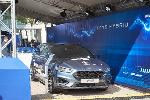 Ford - Ford presenta nuove soluzioni di ricarica come il wall box domestico, che riduce i tempi e offre servizi di installazione con tariffe dedicate