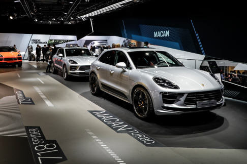 Porsche - La nuova Porsche Macan Turbo si colloca ai vertici del segmento dei modelli sportivi definiti come SUV compatti