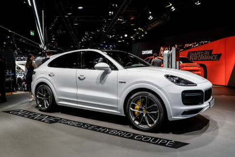 Porsche - La Cayenne Turbo S E-Hybrid  inedita ed  alimentata da un propulsore V8 quattro litri abbinato a un motore elettrico