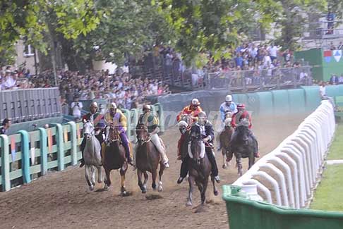 Corsa di Cavalli - Gara secondo giro al Palio di Ferrara per la corsa dei cavalli conduce il cavallo Preziosa Penelope del fantino Francesco Caria