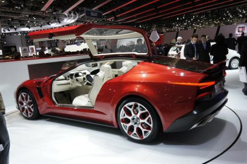 Italdesign Giugiaro - Nel posteriore spicca, oltre al lunotto posteriore, per la cui superficie  stata utilizzata la fibra di titanio, un piccolo spoiler, che viene azionato elettronicamente ad una velocit di 80 km/h.