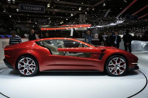 Italdesign Giugiaro - Lallestimento interno si presenta come un open space, che racchiude i posti anteriori, quelli posteriori e il vano bagagli in una soluzione continua, grazie anche allutilizzo del Titan-Tex.