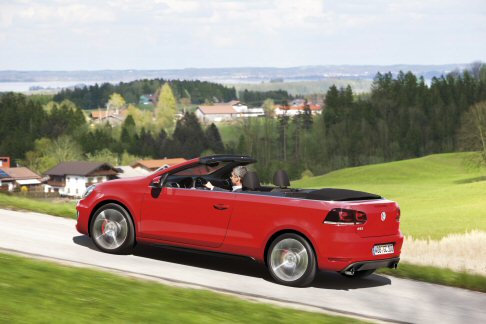 Volkswagen - La Cabriolet  inoltre equipaggiata di serie con un differenziale a bloccaggio elettronico trasversale (XDS) che migliora la dinamica e la sicurezza nelle accelerazioni in curva.