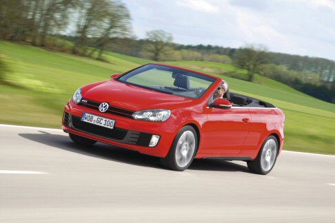 Volkswagen - Il listino prezzi parte da 32.100 euro per la versione con cambio manuale, mentre la Volkswagen Golf GTI Cabriolet abbinata al cambio automatico costa 34.000 euro. 