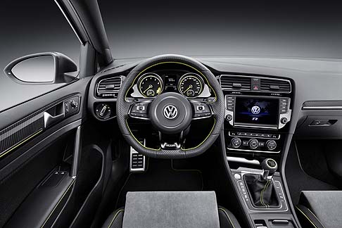 Volkswagen  - L'assetto  stato ribassato di 20 mm e riprende lo schema della versione R, comprese le gomme 235/35 abbinate a nuovi cerchi di lega da 19 pollici.