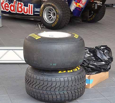 Red Bull - Area Paddock pneomatici Pirelli F1. Gomme slick e gomme rain