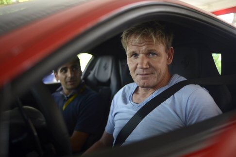 Ferrari - Per Ramsay, la passione pervade ogni angolo della Ferrari e tutti i suoi dipendenti: dalla cucitura a mano degli interni , allassemblaggio del motore agli straordinari collaudatori. Giornata fantastica.