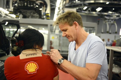 Ferrari - Sorpresi i dipendenti, che hanno accolto con entusiasmo lo chef chiedendogli foto e autografi.