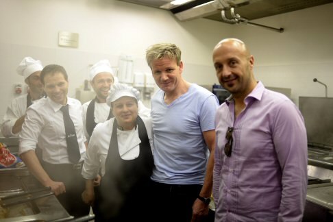 Ferrari - La visita  proseguita al Tailor Made e allAtelier, dove lo Ramsay ha incontrato l'Amministratore delegato Amedeo Felisa che gli ha presentato la F12berlinetta.