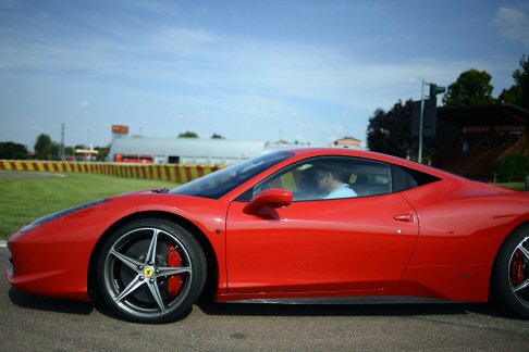 Ferrari - Gordon Ramsay poi  stato accompagnato dal collaudatore Raffaele de Simone sul circuito di Fiorano.