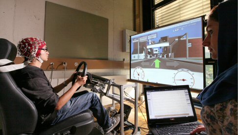 Nissan - Nel caso si intenda, ad esempio, effettuare una svolta a sinistra, la vettura si preparer ad effettuare la manovra, selezionando velocit e posizione ideale nella carreggiata, per garantire la totale sicurezza degli occupanti