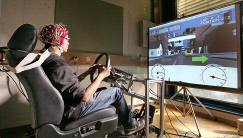 Nissan - Nissan, in collaborazione con lcole Polytechnique Fdrale de Lausanne (EPFL), sta attuando una nuova tecnologia, che permetter di guidare i veicoli attraverso il pensiero