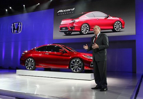 Honda - Linfontainmenti include, invece, il sistema BlueTooth HandsFreeLink, lo schermo a colori i-MID e il sistema multimediale Pandora Internet Radio interface4.