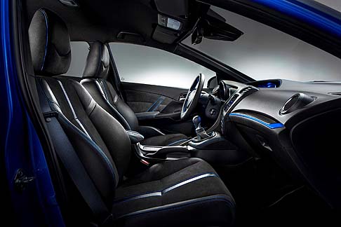 Honda - A bordo, volante e cambio sono impreziositi da una impuntura blu. 