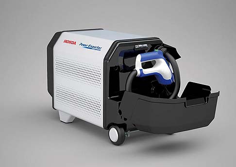 Honda - La concept  equipaggiata con ununit a celle di combustibile pi piccola del 33% rispetto alla precedente, dalla potenza pari a 100 kW (134 CV). 