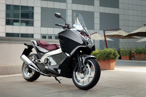 Honda - l motore a 2 cilindri in linea da 670 cm3 raffreddato a liquido  ununit leggera e compatta