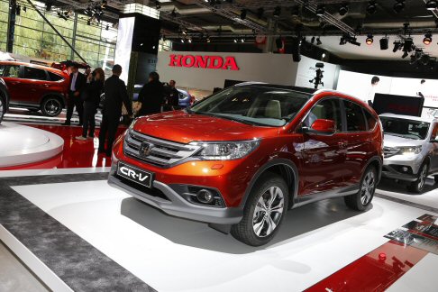 Honda - In dettaglio, la nuova CR-V della quarta generazione parte dal successo delle versioni precedenti affinando il livello di qualit, praticit e raffinatezza. 