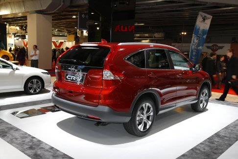 Honda - La nuova CR-V offre le sospensioni anteriori con montanti McPherson e quelle posteriori multilink.  stato montato anche un servosterzo elettrico adattabile ai movimenti (MA-EPS). 