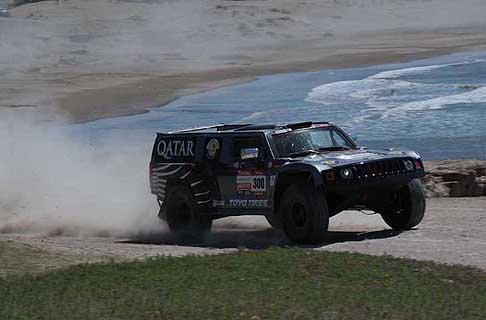 Yamaha - Hummer H3 con il vincitore della passata edizione, il principe del Qatar Nasser Saleh Al Attiyah, questanno in coppia con lo spagnolo Lucas Cruze