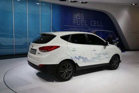 Hyundai - Simile esteticamente al SUV di successo ix35, la versione presente a Parigi  equipaggiata con una batteria a polimeri di litio da 24kW ed un propulsore ad idrogeno da 100kW.