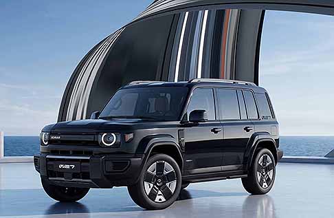 SUV 2027 - Frontale della iCAUR V27 REEV ridefinisce lo stile cyberpunk: linee affilate, cofano muscoloso e una sottile barra LED Matrix dinamica che unisce i fari adattivi. La griglia attiva ottimizza l�aerodinamica del sistema Range Extended con un look aggressivo