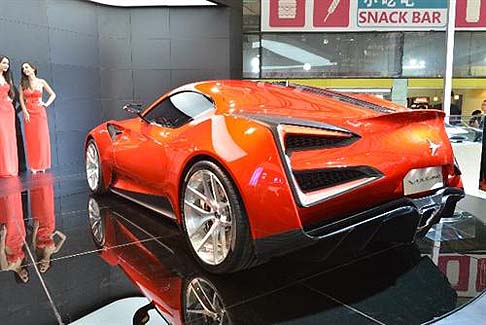 Icona - L�elemento pi� interessante di questa intrigante vettura e' il propulsore V12 progettato e realizzato da Claudio Lombardi, artefice dei successi Lancia, Ferrari e Aprilia.