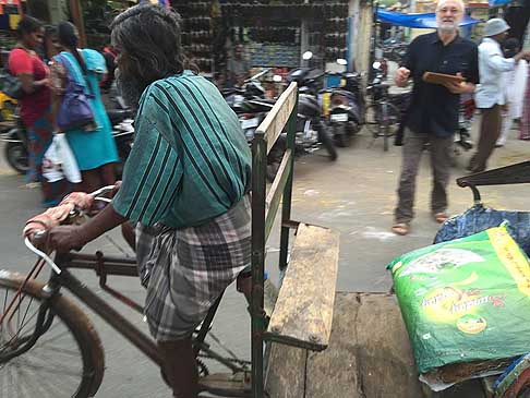 Traffico e atmosfere indiane - Indiano in bicicletta con carretta trasporto merci a Pondicherry in India