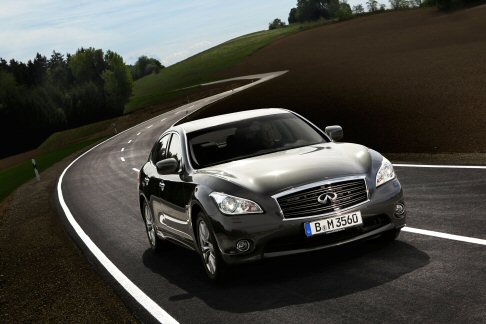 Infiniti - Infiniti arricchisce le dotazioni della sua ammiraglia con ulteriori elementi, offrendo pi comfort, maggiore possibilit di scelta tra i rivestimenti e, come optional, il navigatore satellitare Connectiviti. 