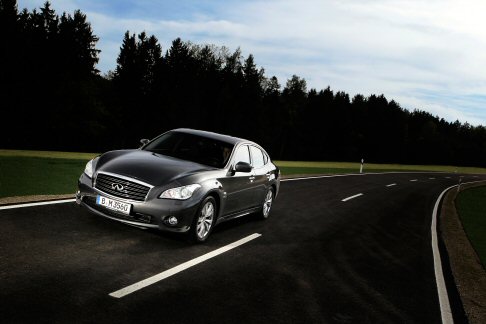 Infiniti - I modelli base, GT, S offrono un nuovo impianto audio ad alte prestazioni, il Bose con 10 altoparlanti, equalizzatore a 8 canali e tecnologia di compensazione del rumore Bose AudioPilot2. 