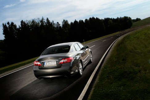 Infiniti - Prestazioni e tecnologia innovativa si uniscono nella M35h ibrida, i cui 364 CV, promettono uninaspettata efficienza sia in termini di emissioni di CO2, pari a 159 g/km, che di consumi (6,9 l/100 km nel ciclo combinato e 5,6 l/100 km nell'extraurbano). 