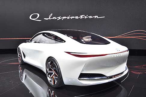Infiniti - La vettura, una berlina di medie dimensioni, presenta un’impostazione minimalista sia nel design esterno che a bordo
