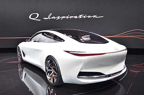 Infiniti - La vettura, una berlina di medie dimensioni, presenta unimpostazione minimalista sia nel design esterno che a bordo