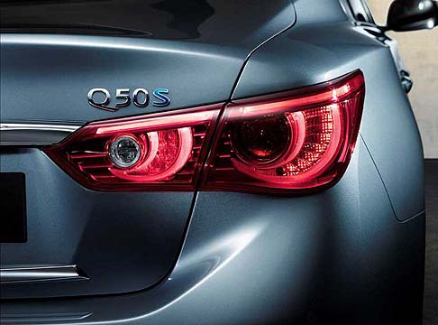 Infiniti - I proiettori anteriori dalle linee dinamiche, il montante C a mezzaluna, il design sportivo rappresentano spunti stilistici attinti proprio dalle concept car, ben integrati ed armonizzati con quegli che sono gli stilemi tipici di una quattro porte.
