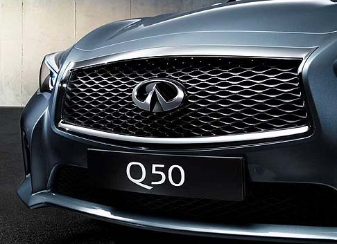 Infiniti - In dettaglio, la nuova Infiniti Q50 propone i caratteristici proiettori della concept Etherea (2011). 