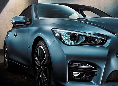 Infiniti - Nella Q50 questa griglia imita la griglia del prototipo Etherea con il motivo a nido dape in acciaio. 