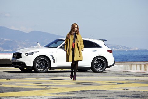 Infiniti - Il design degli esterni unisce alle forme dinamiche del modello FX50 elementi della monoposto di Sebastian Vettel, la RB8 di Red Bull Racing. 